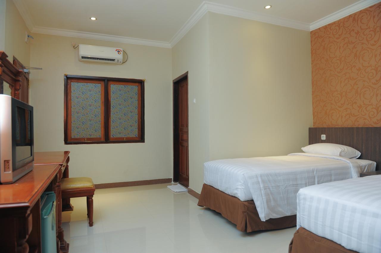 Sylvia Hotel Budget Kupang  Extérieur photo