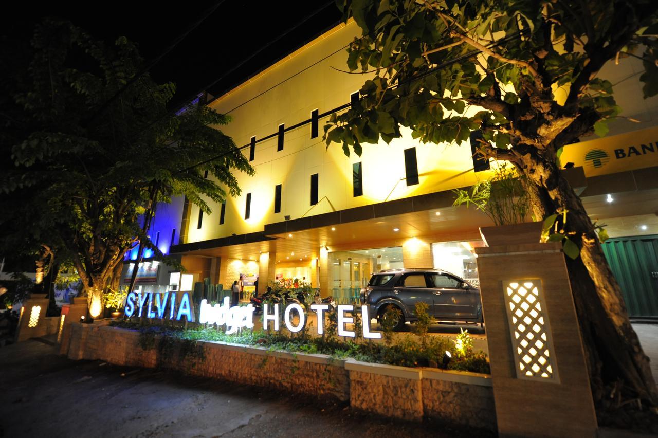Sylvia Hotel Budget Kupang  Extérieur photo