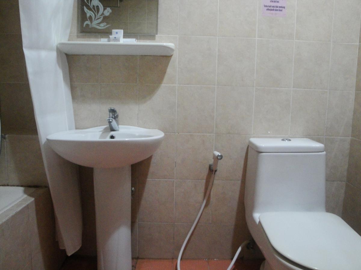 Sylvia Hotel Budget Kupang  Extérieur photo