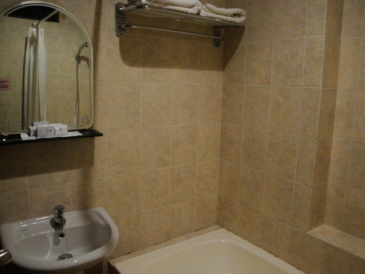 Sylvia Hotel Budget Kupang  Extérieur photo