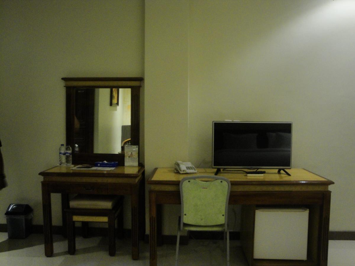 Sylvia Hotel Budget Kupang  Extérieur photo
